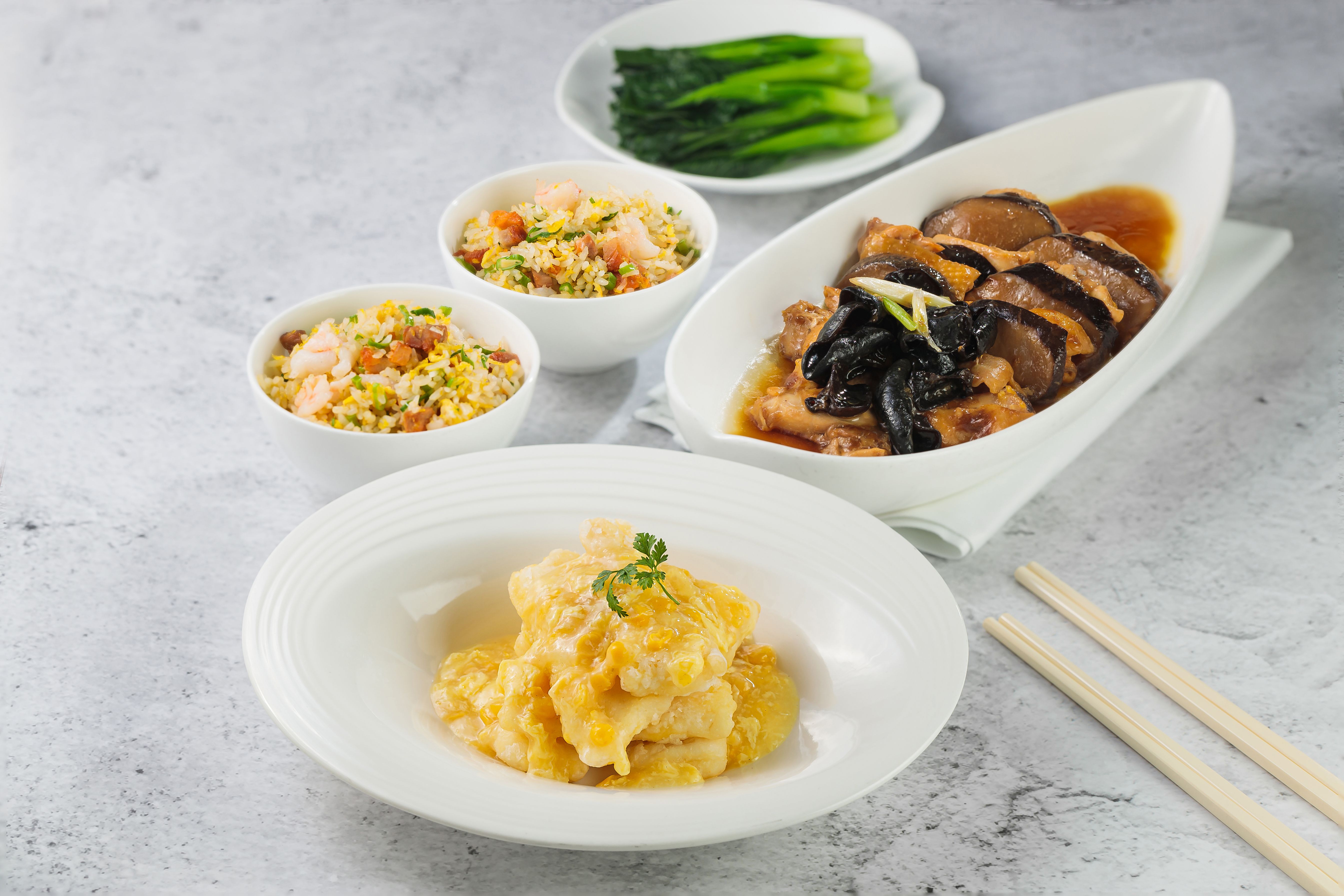 而主菜方面,為照顧不同食客的口味,也提供了十多款的廣東知名菜式:豉油皇乾煎大蝦、乳鴒崧生菜包、家鄉蒜藕餅等。如果覺得吃得「不夠喉」,還可下單點取它們招牌的香宮炒飯、海鮮炒河、蟹肉瑤柱蛋白炒飯,保證大家
